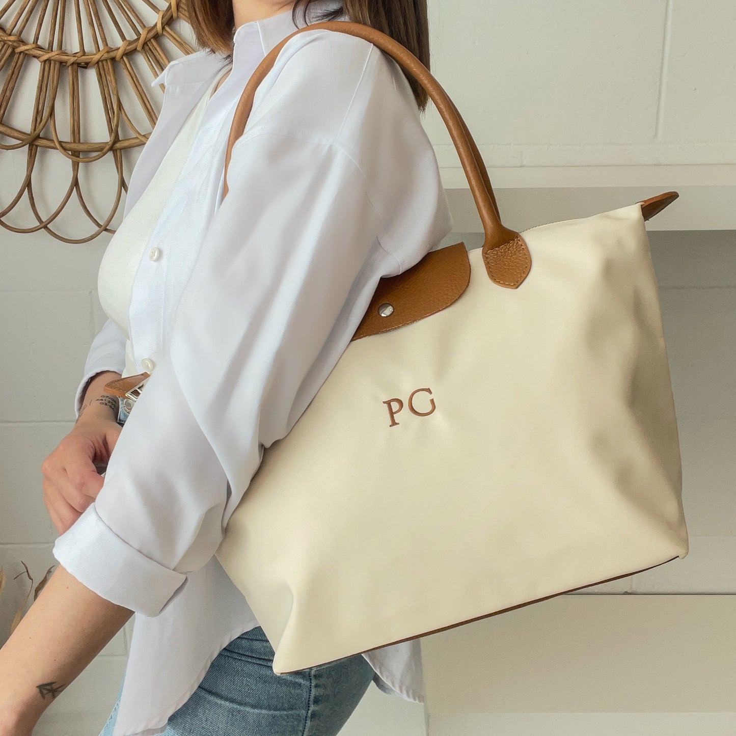 Bolso solapa nylon y piel - Color beige