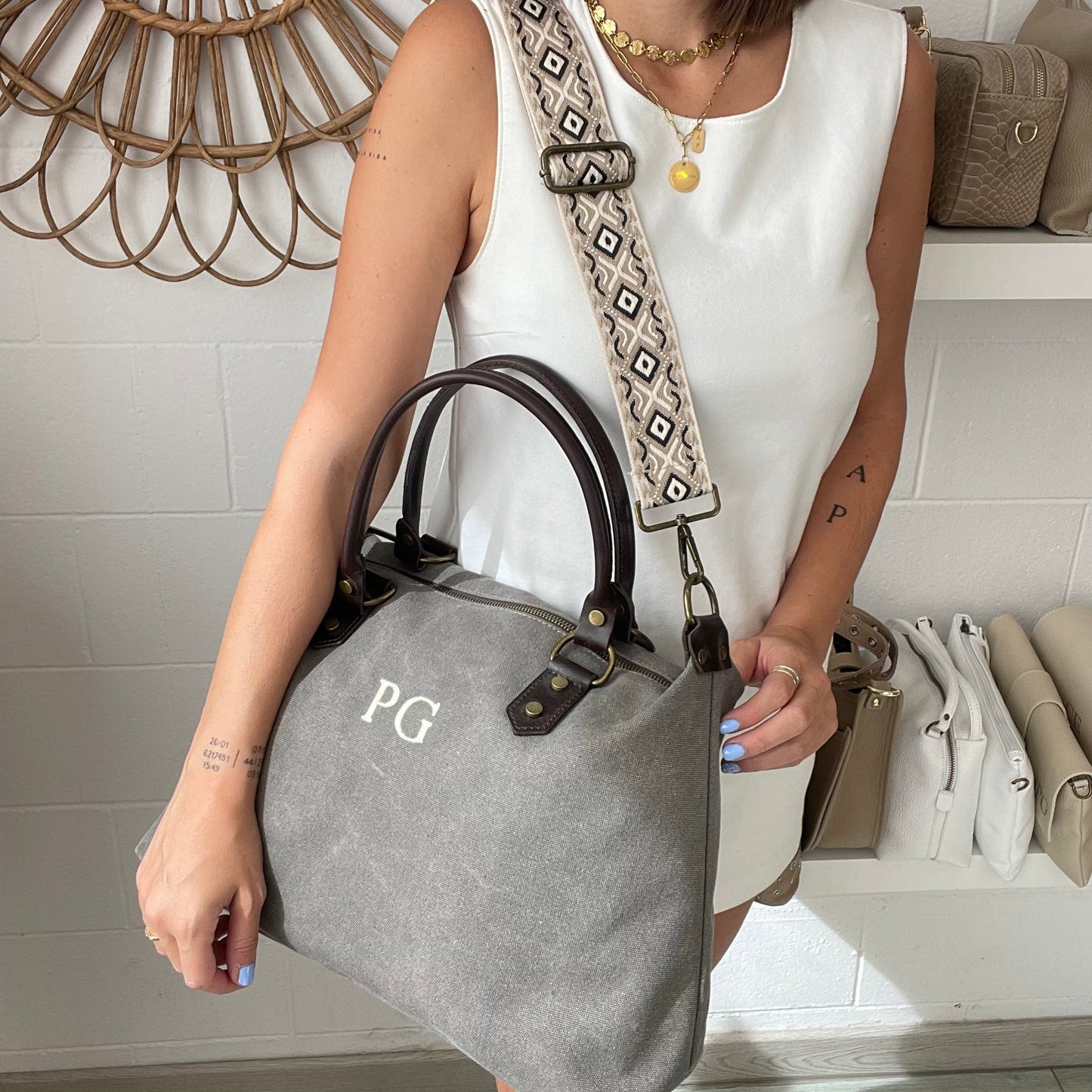 Bolso combinado piel y loneta con correa étnica - Color gris