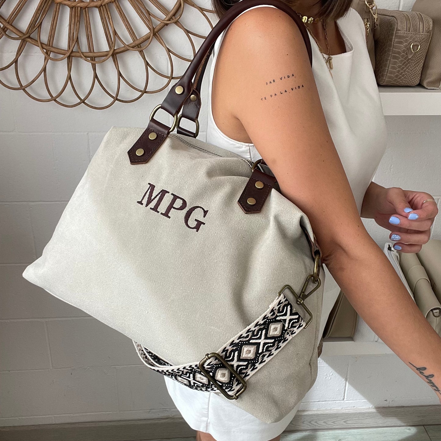 Bolso combinado piel y loneta con correa étnica - Color beige