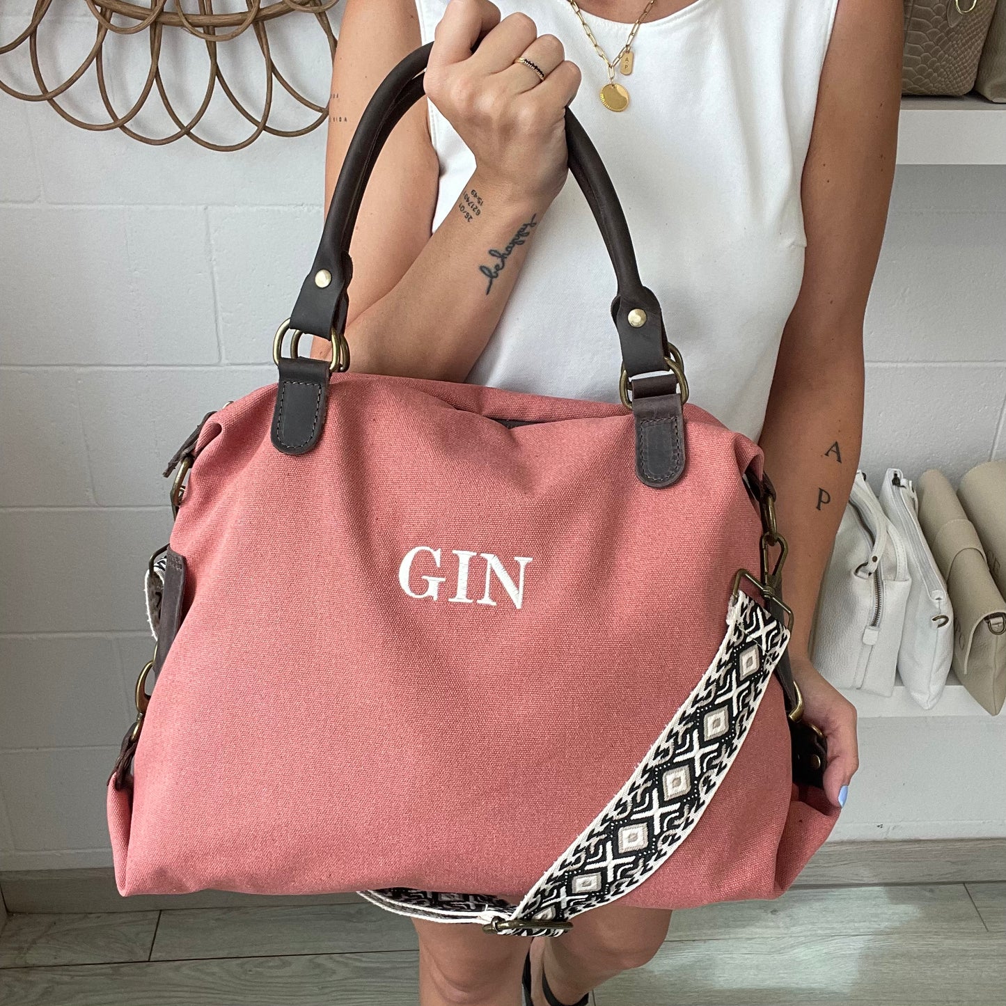 Bolso combinado piel y loneta con correa étnica - Color coral