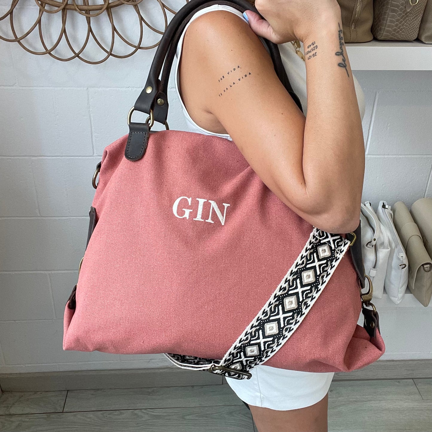 Bolso combinado piel y loneta con correa étnica - Color coral