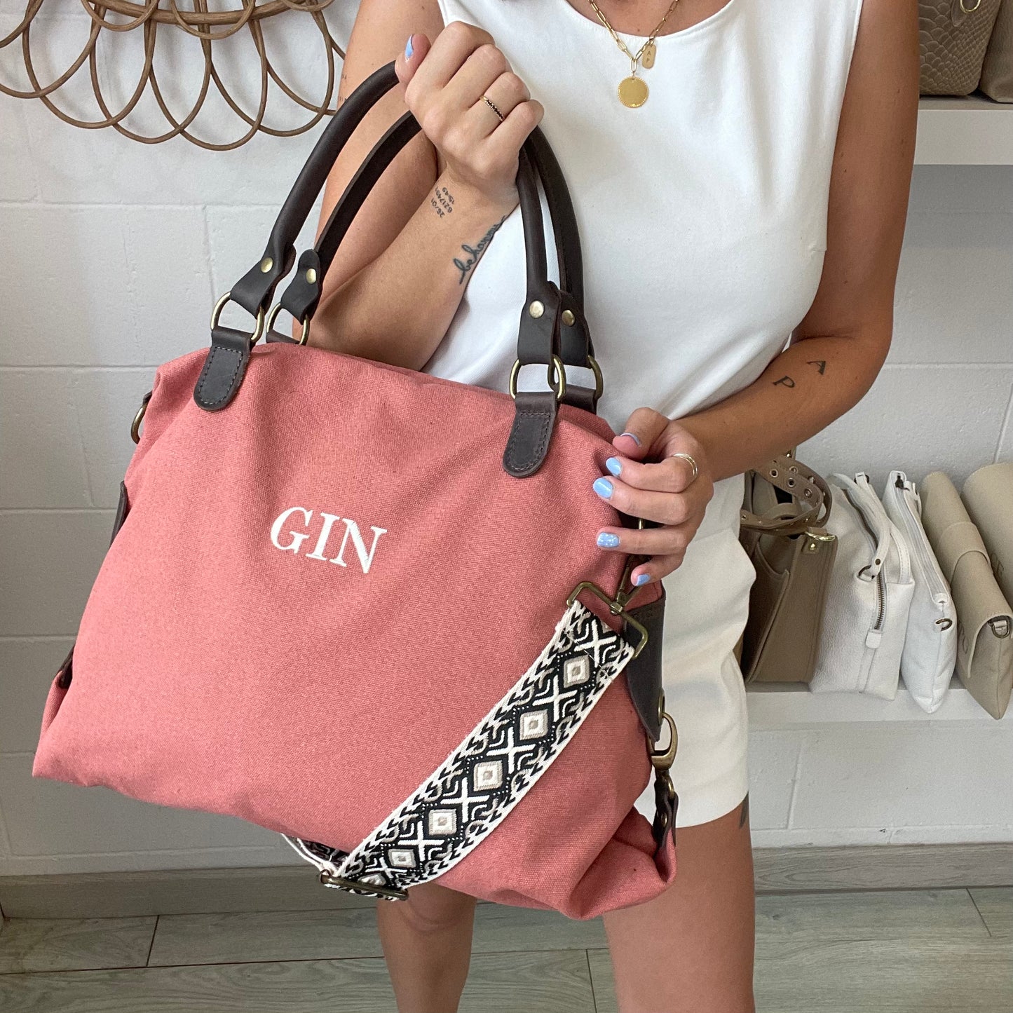 Bolso combinado piel y loneta con correa étnica - Color coral