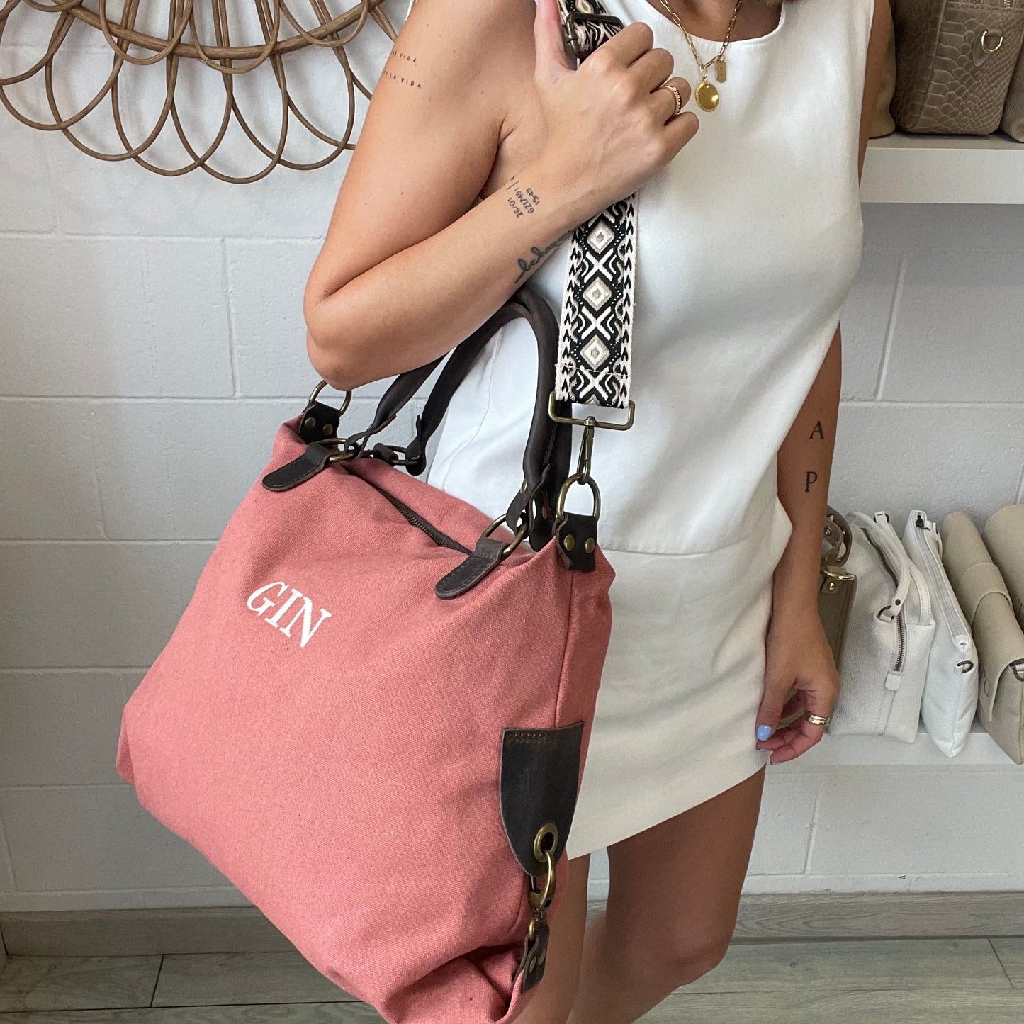 Bolso combinado piel y loneta con correa étnica - Color coral