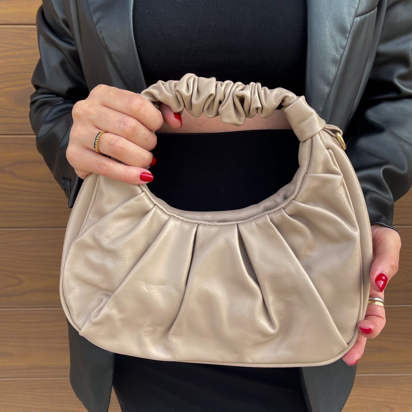 Bolso de mano fruncido de piel - Color taupe