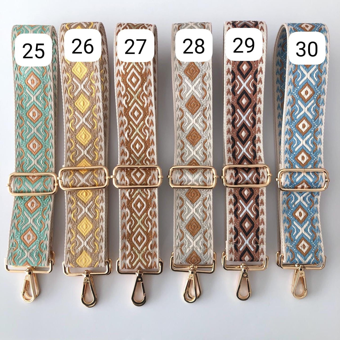 Correa étnica acabado en dorado