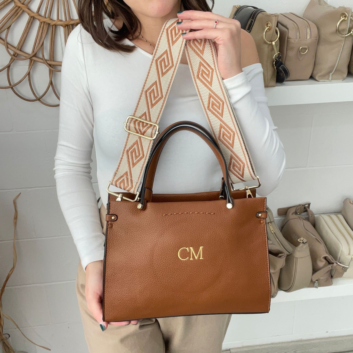Shoper mediano efecto piel iniciales bordadas - Color CAMEL