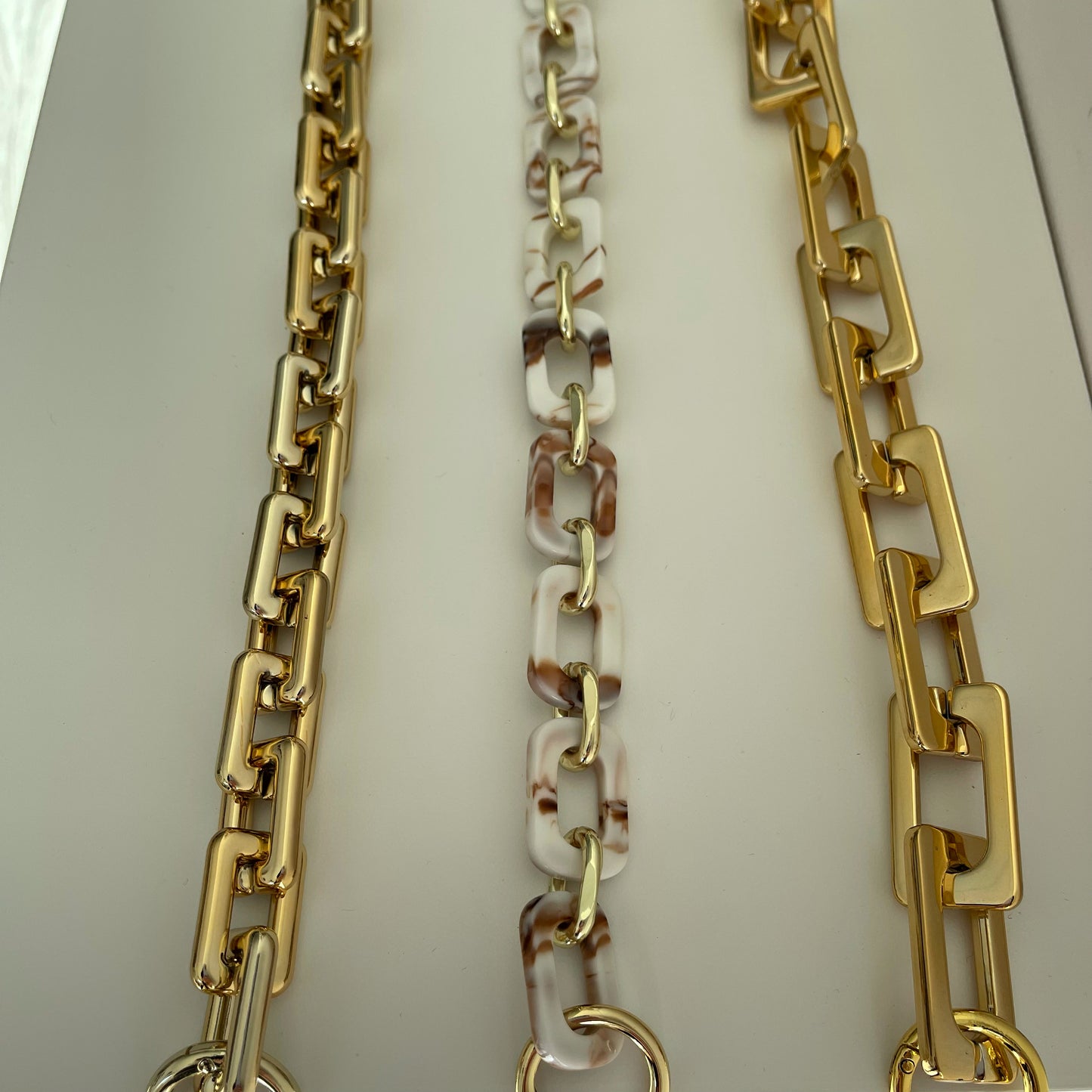 Correas para combinar detalles dorados.