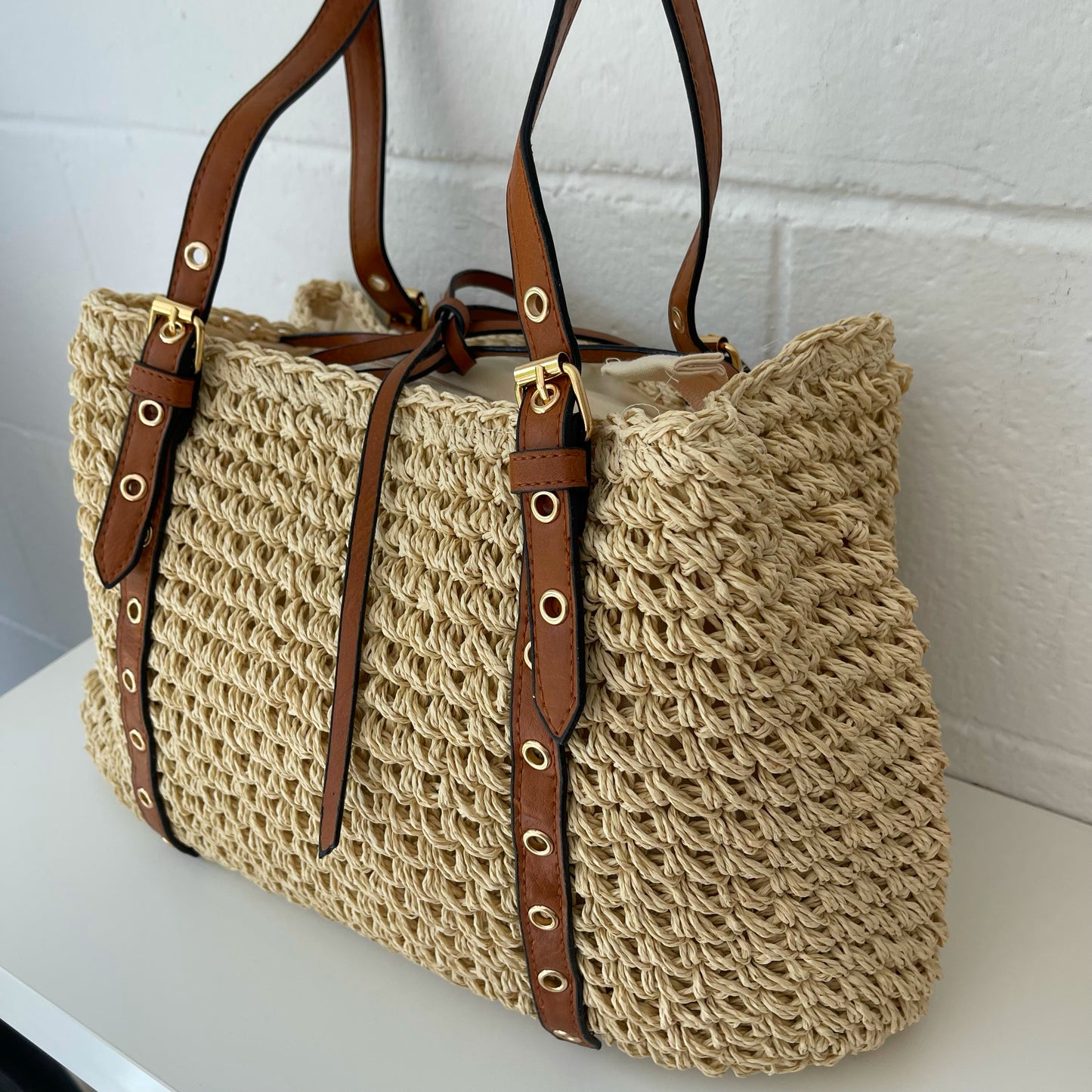 Shopper rafia con hebillas