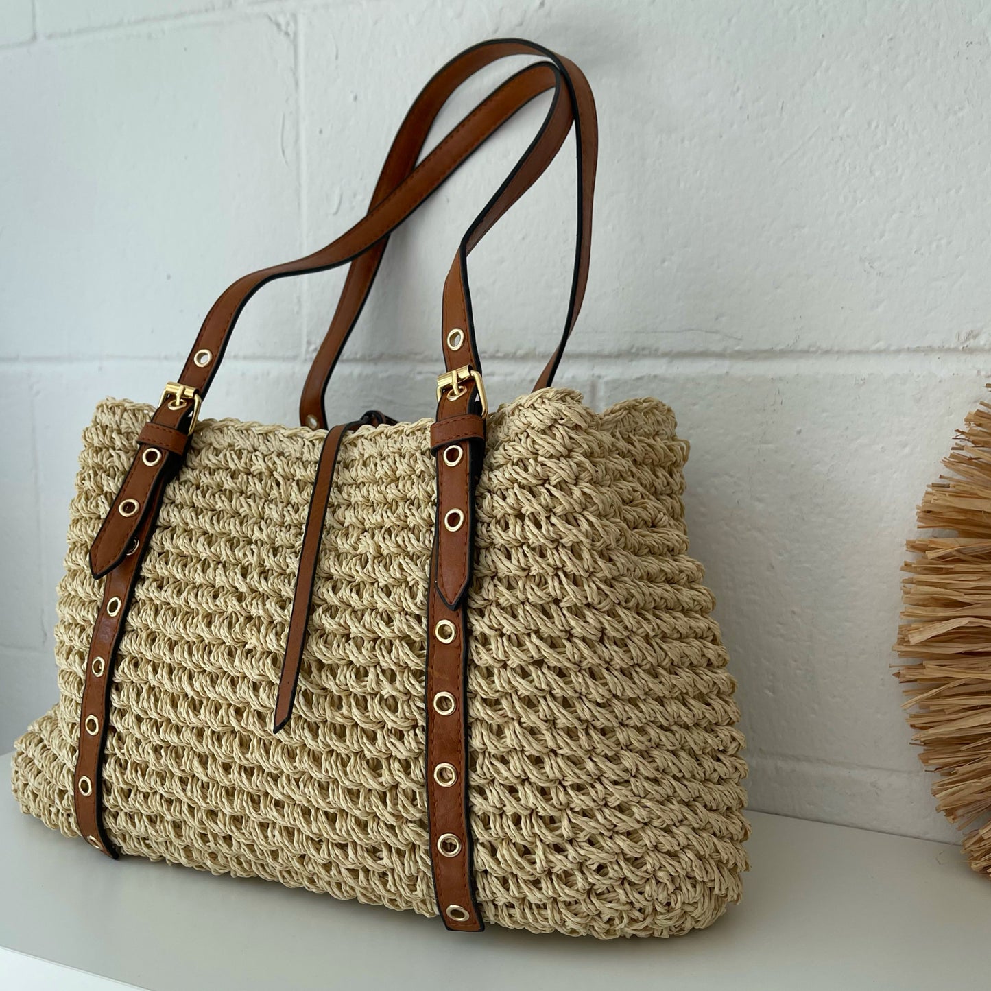 Shopper rafia con hebillas