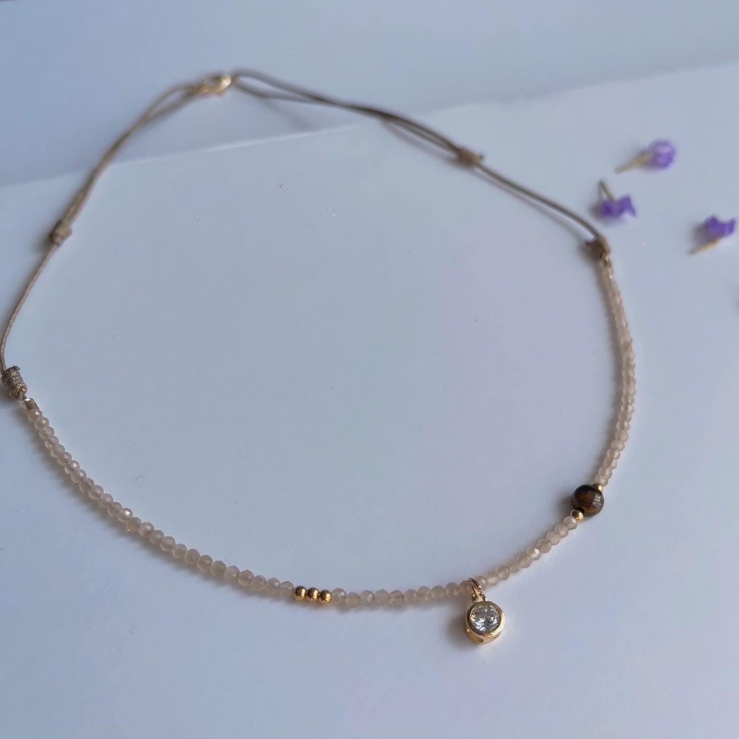 Collar ajustable piedras y brillantes