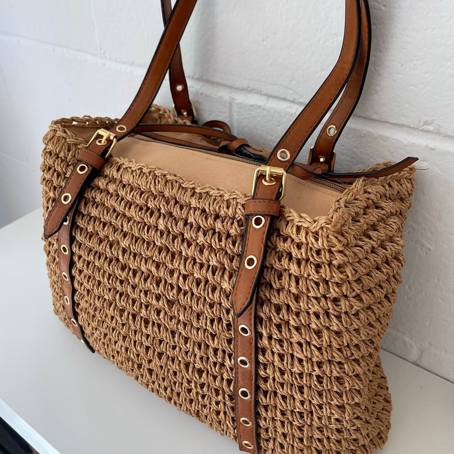 Shopper rafia con hebillas