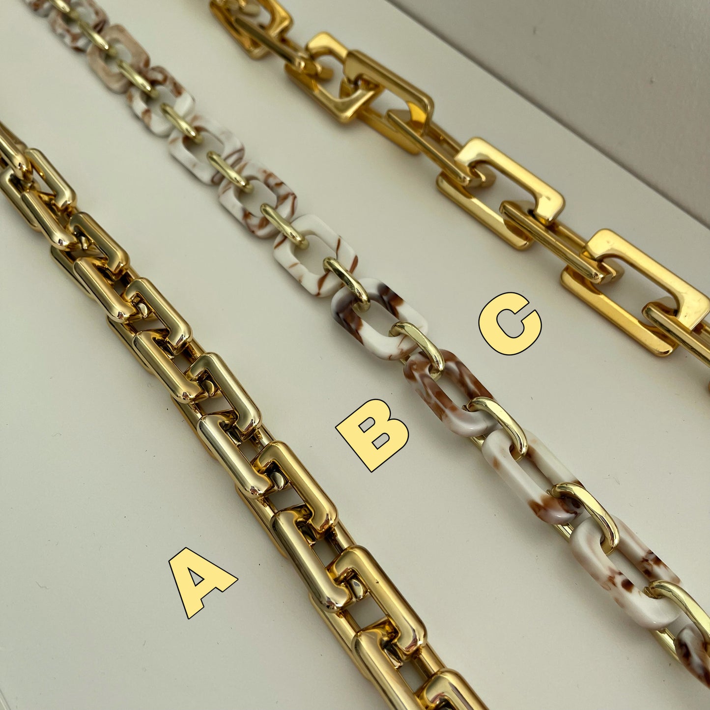 Correas para combinar detalles dorados.
