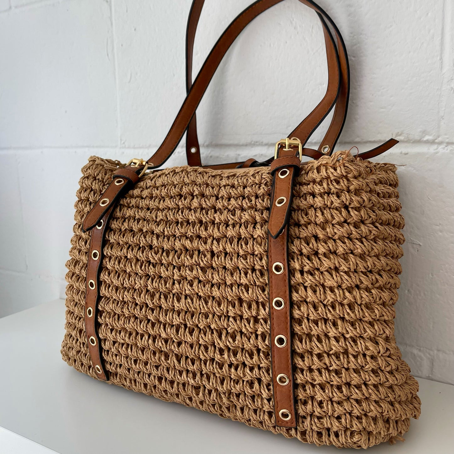 Shopper rafia con hebillas