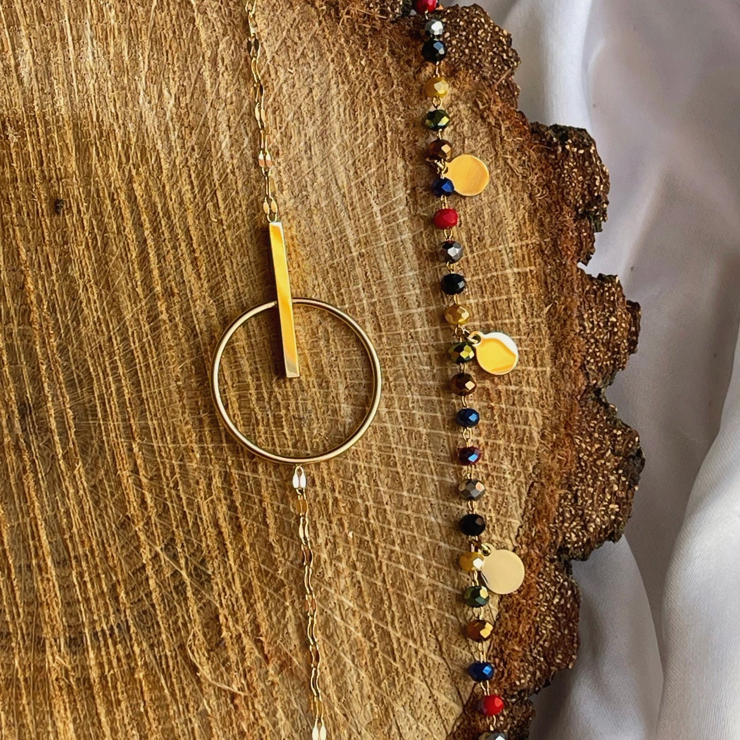 Pulsera multicolor con plaquitas