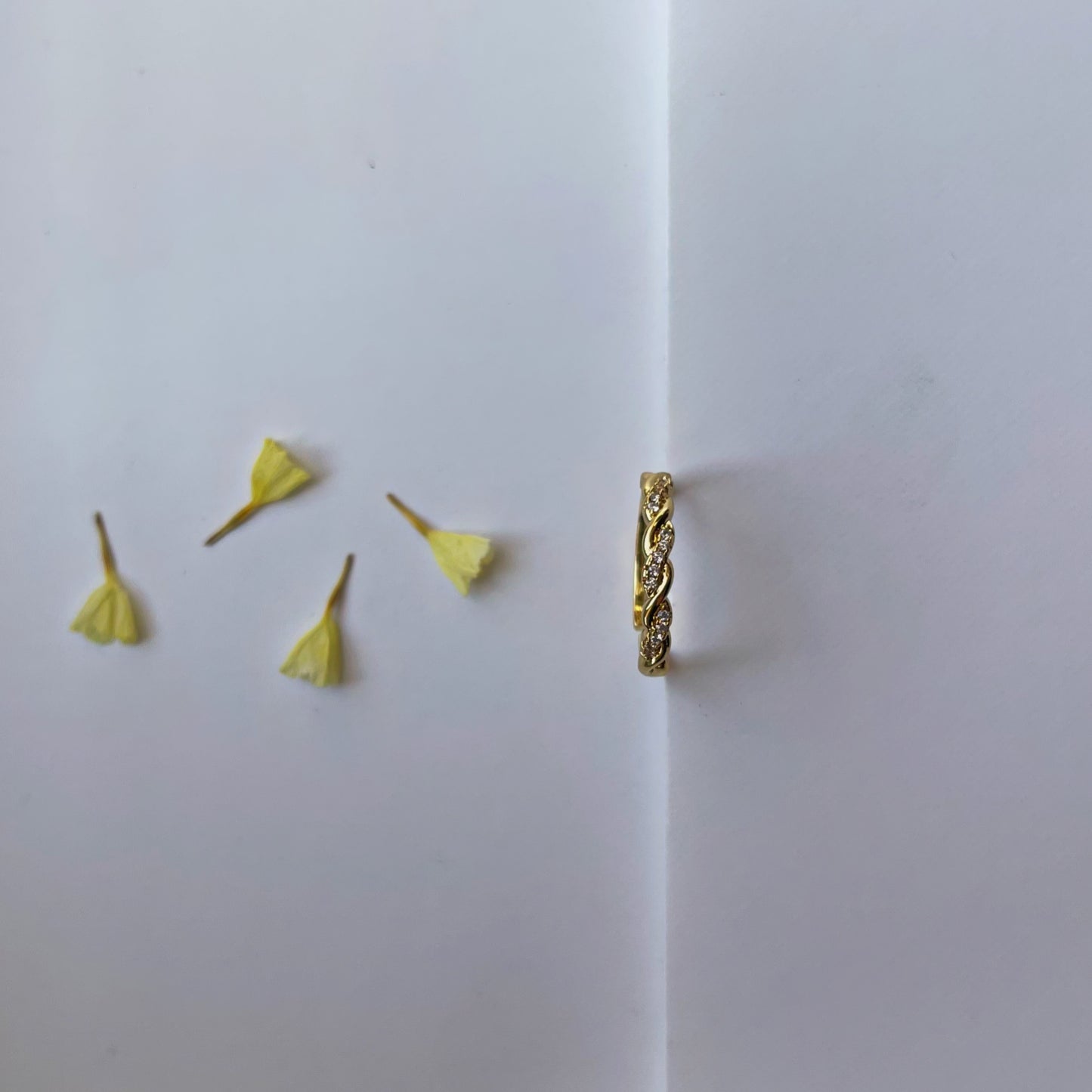 Anillo trenzado con brillantes