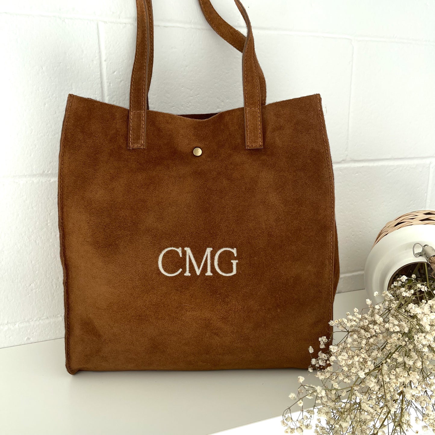 Shopper de piel de ante personalizado - color camel con iniciales bordadas