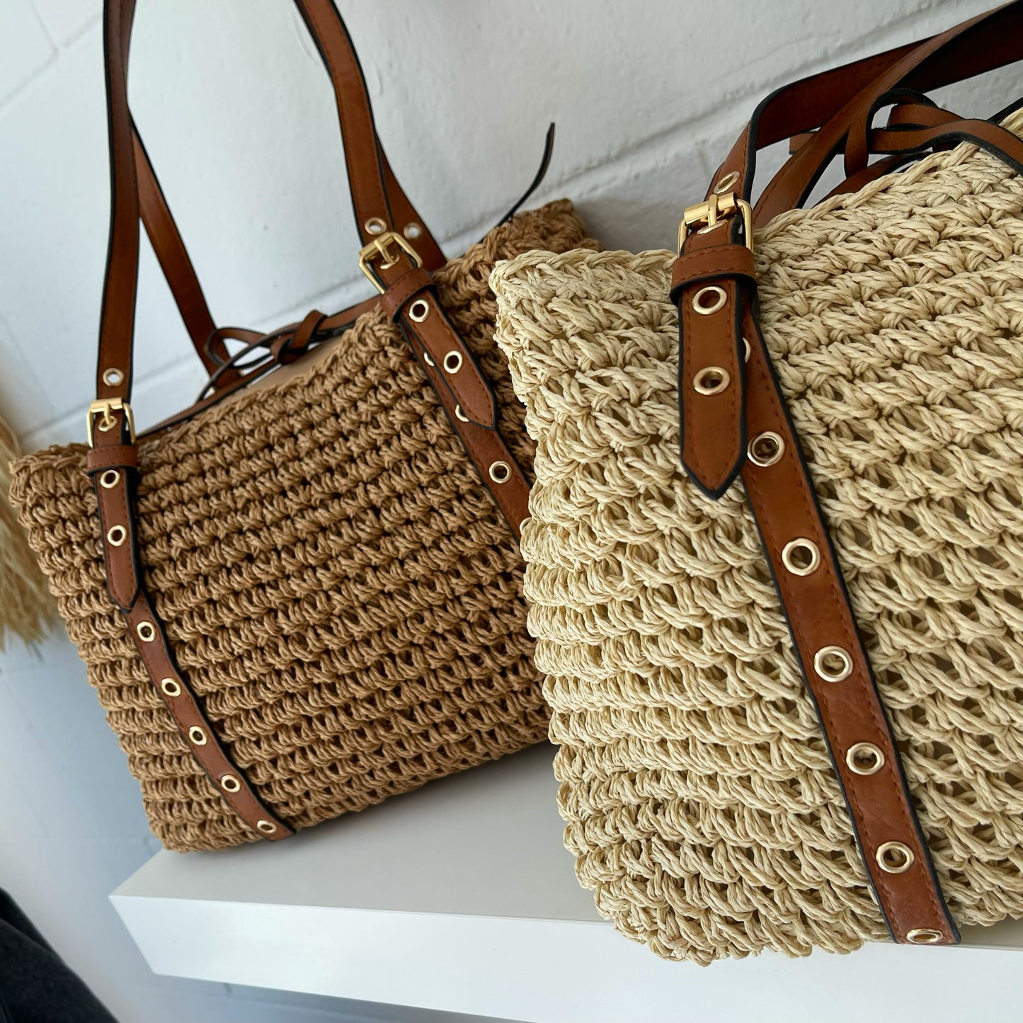 Shopper rafia con hebillas