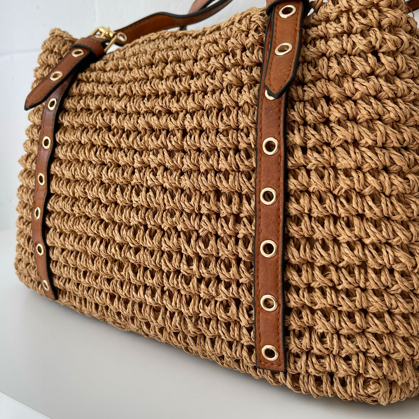 Shopper rafia con hebillas