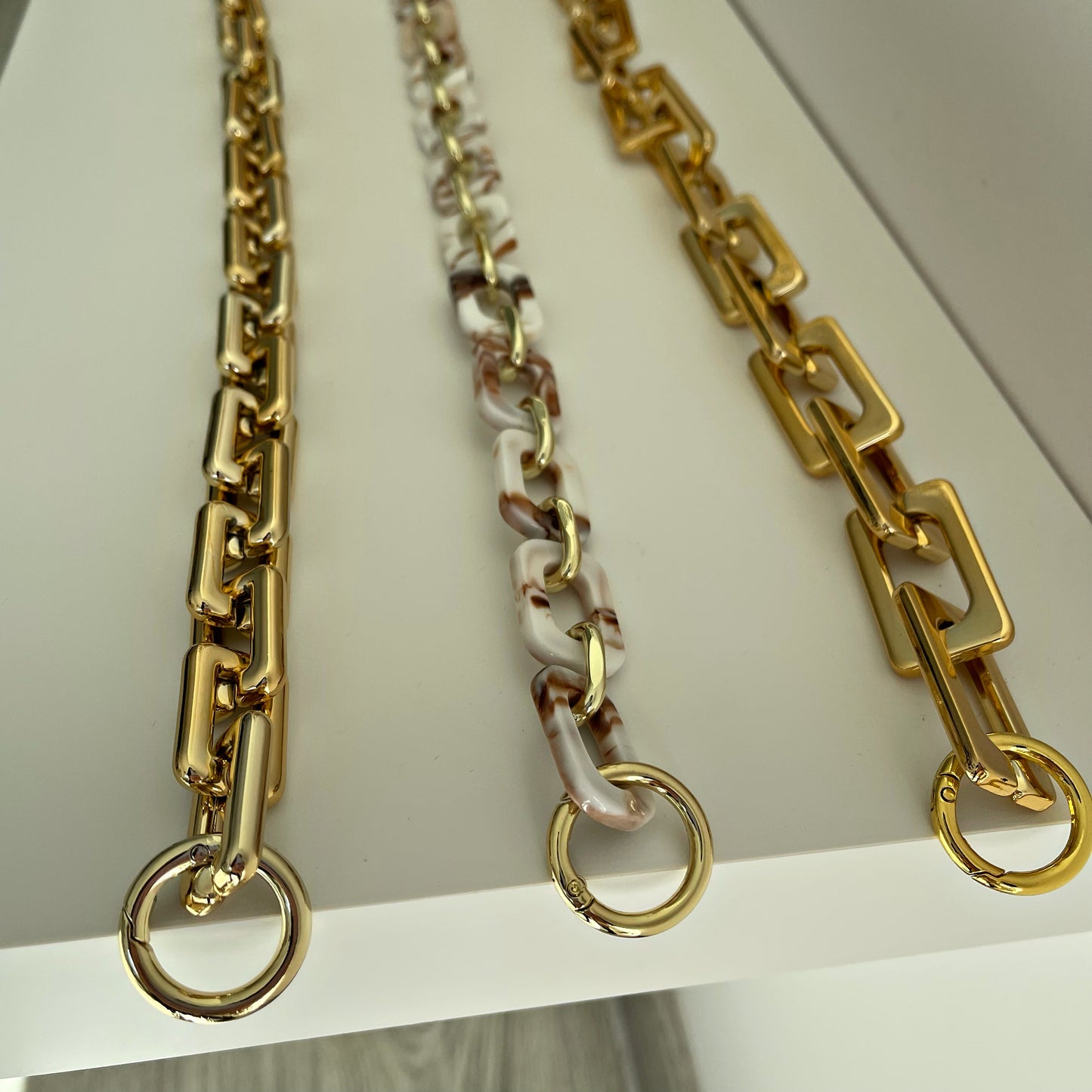 Correas para combinar detalles dorados.