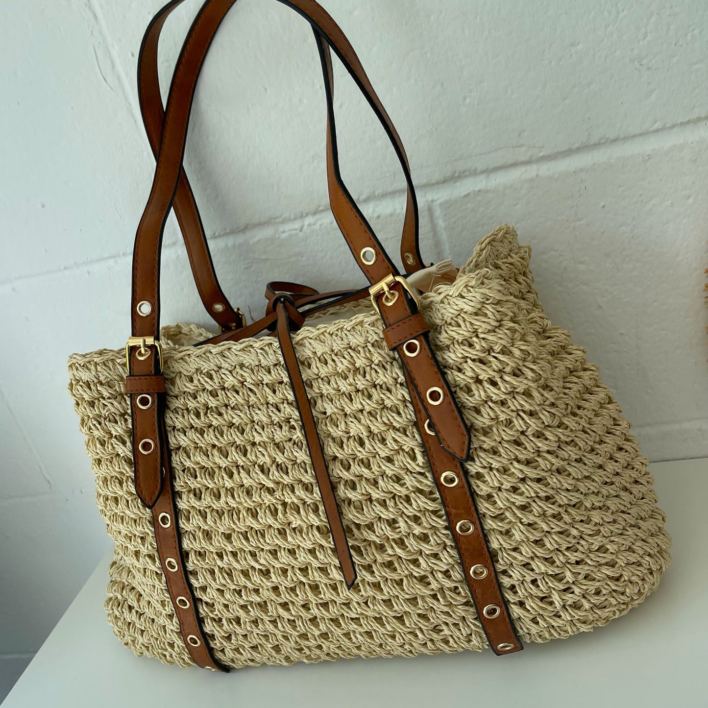 Shopper rafia con hebillas