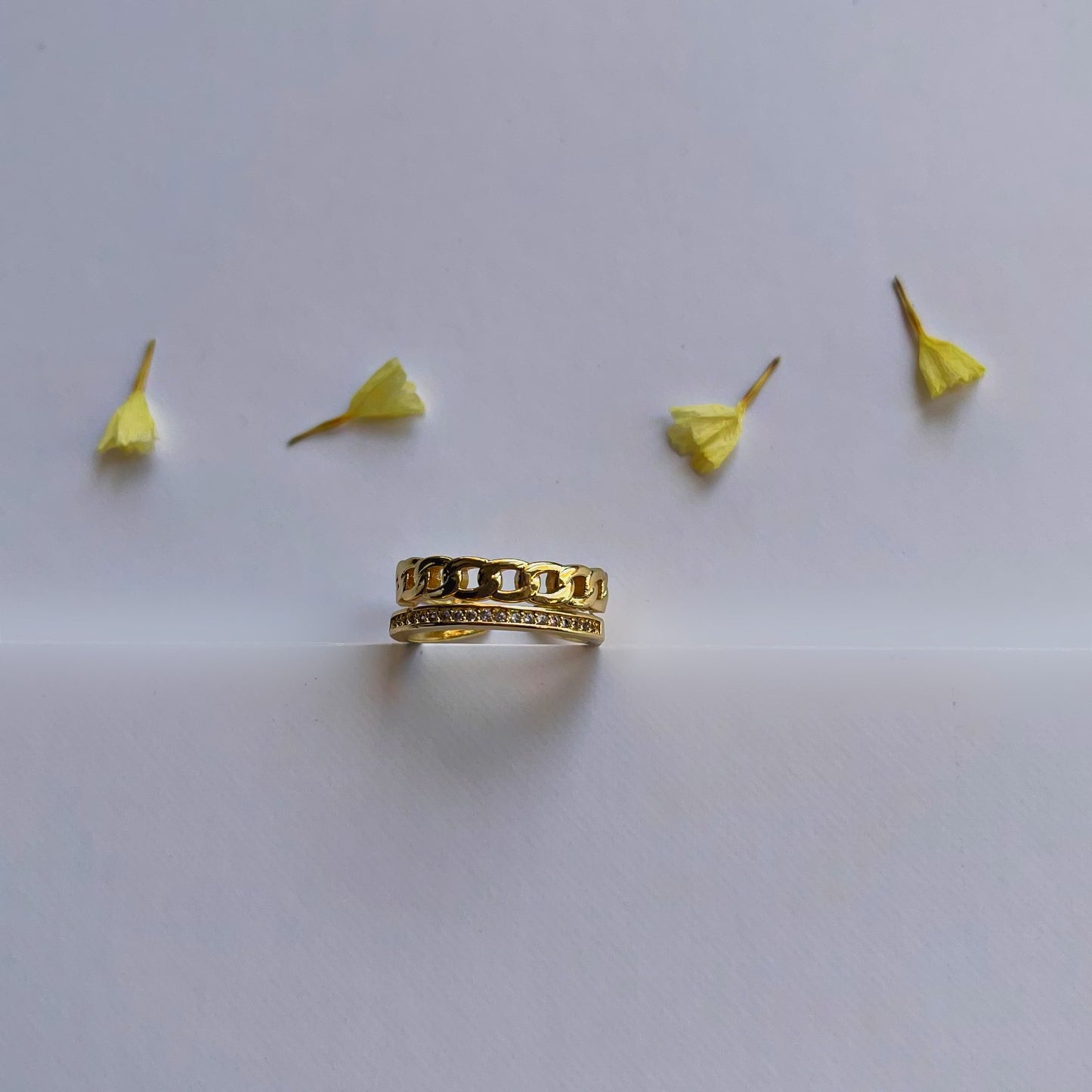 Anillo doble con cadena