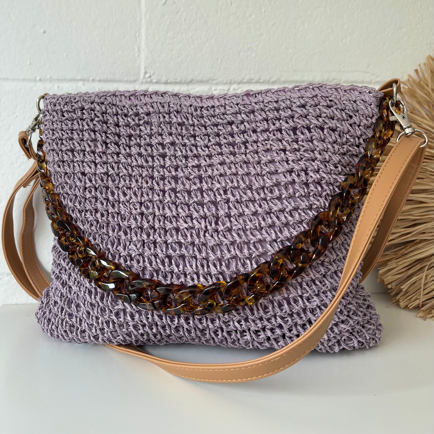 Bolso rafia con cadena
