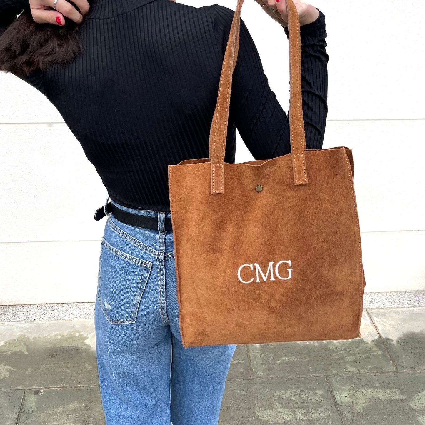 Shopper de piel de ante personalizado - color camel con iniciales bordadas