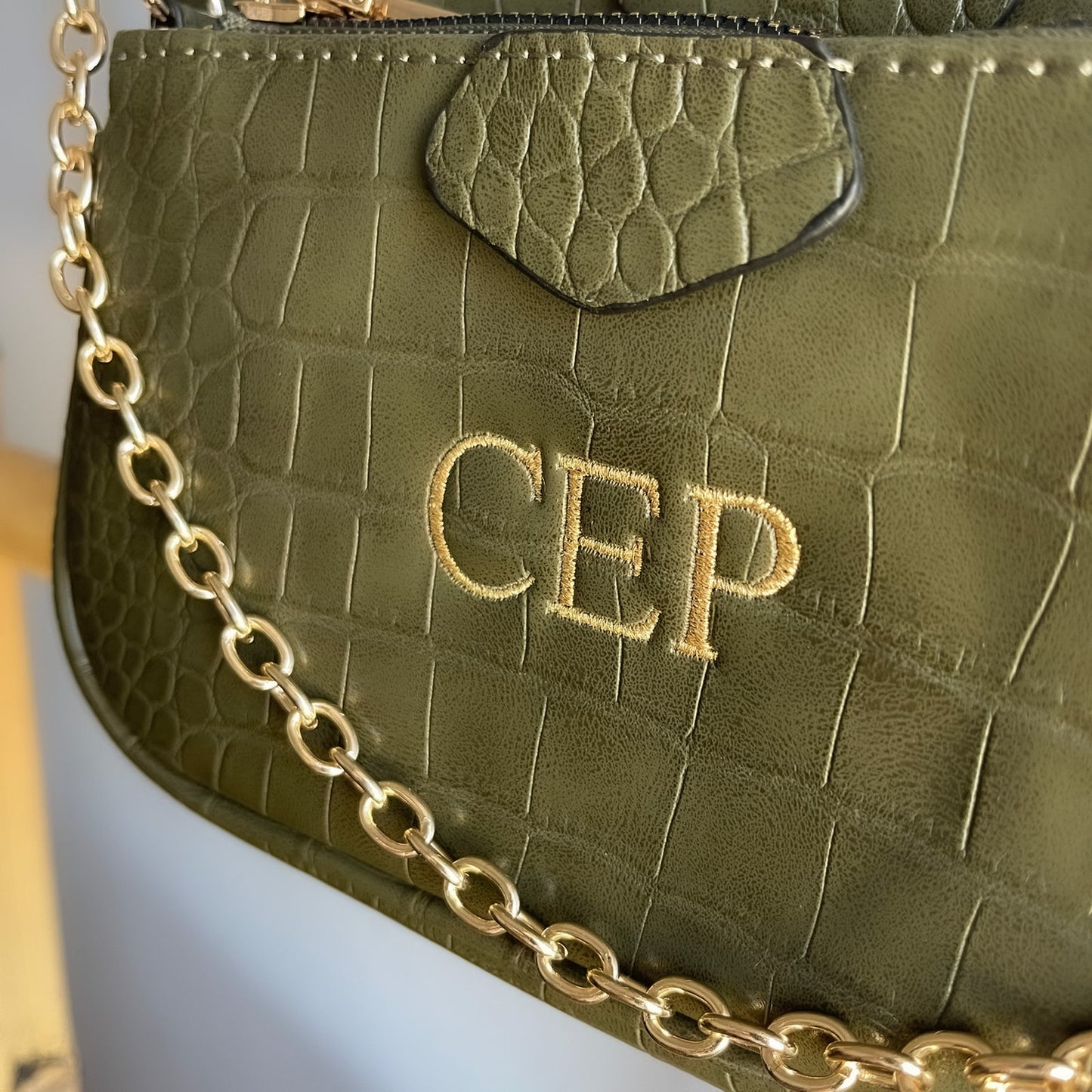 Bolso Multipochette personalizado con iniciales bordadas - Verde caqui