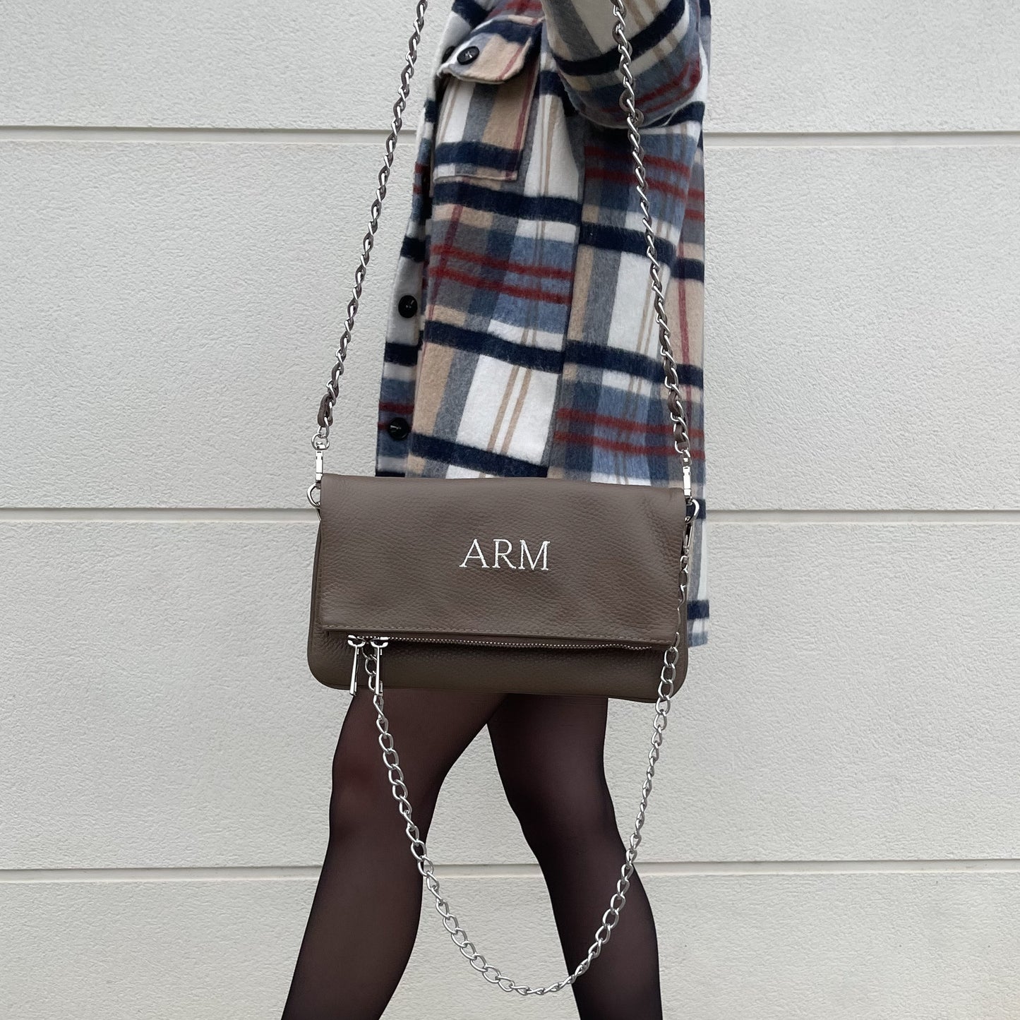 Bolso doble piel cadena personalizado taupe con iniciales bordadas.