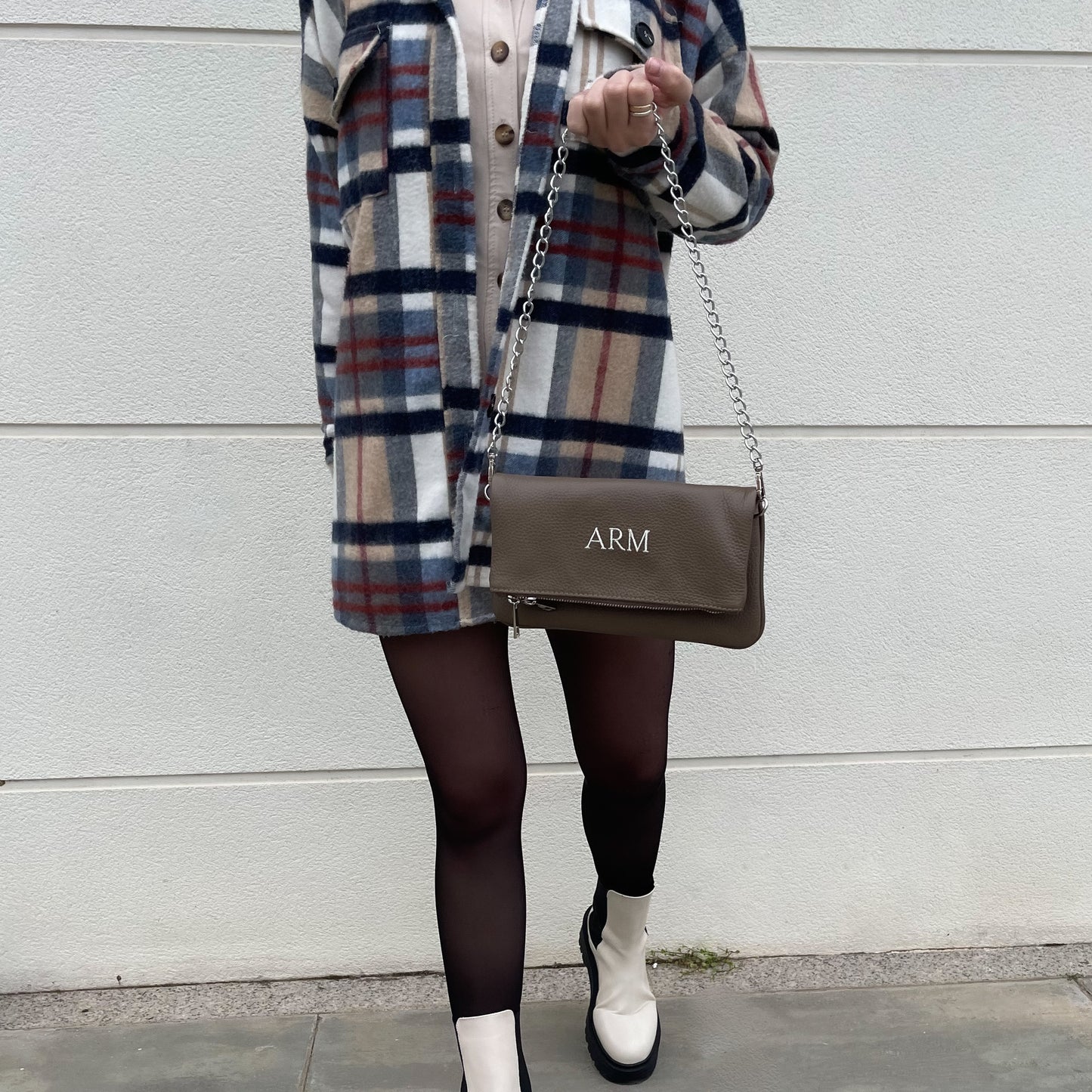 Bolso doble piel cadena personalizado taupe con iniciales bordadas.