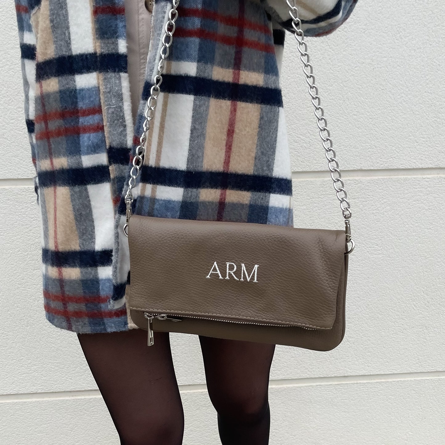 Bolso doble piel cadena personalizado taupe con iniciales bordadas.
