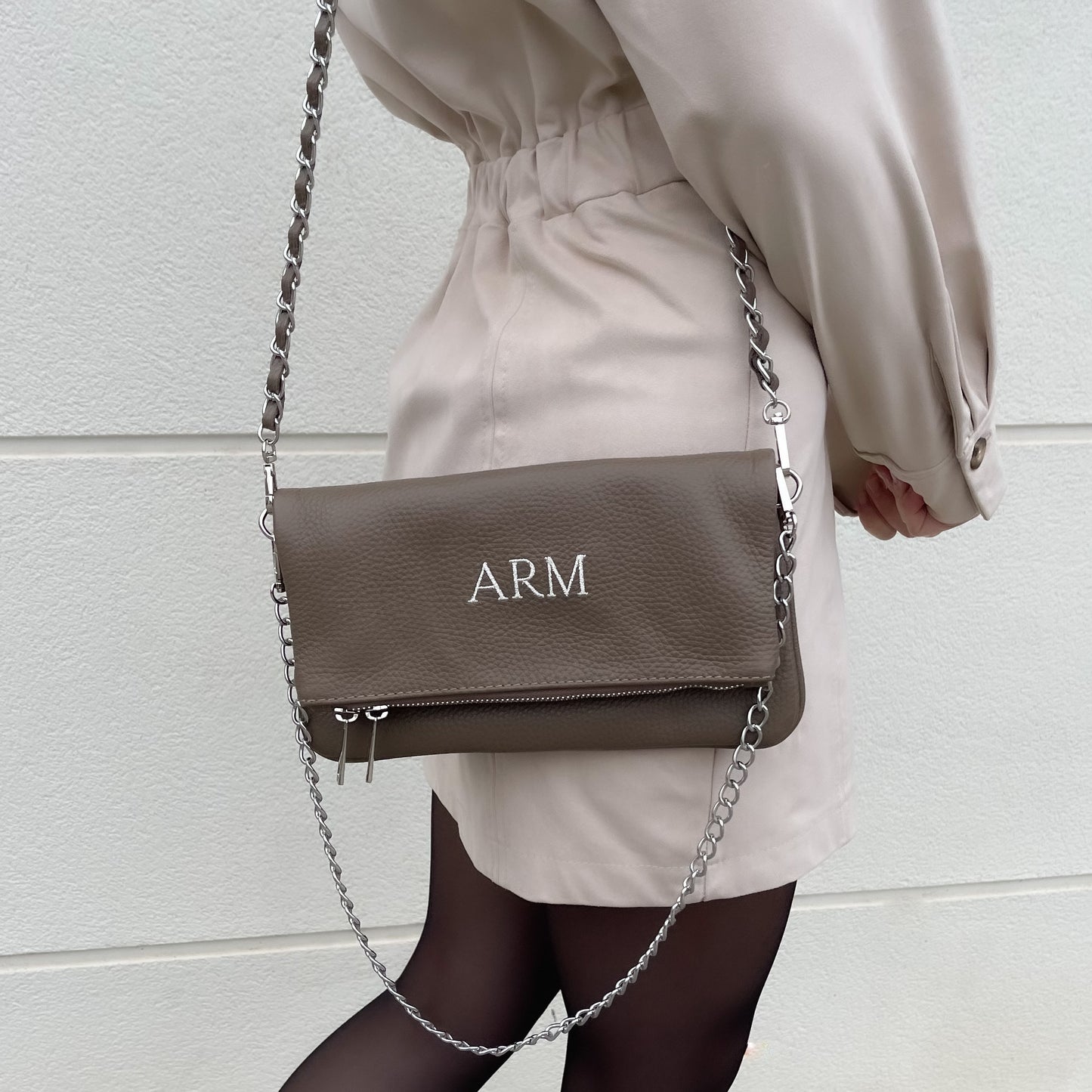 Bolso doble piel cadena personalizado taupe con iniciales bordadas.
