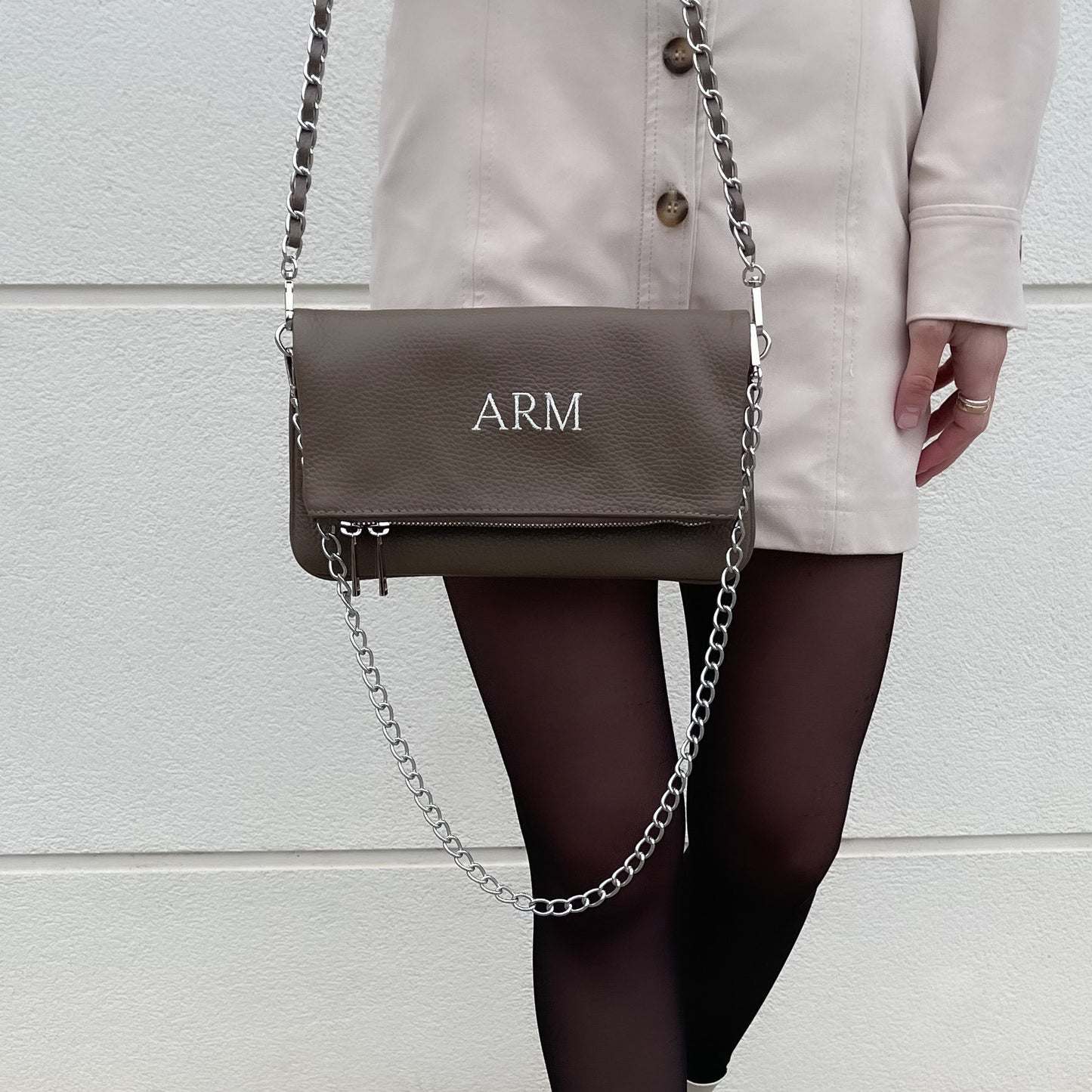 Bolso doble piel cadena personalizado taupe con iniciales bordadas.