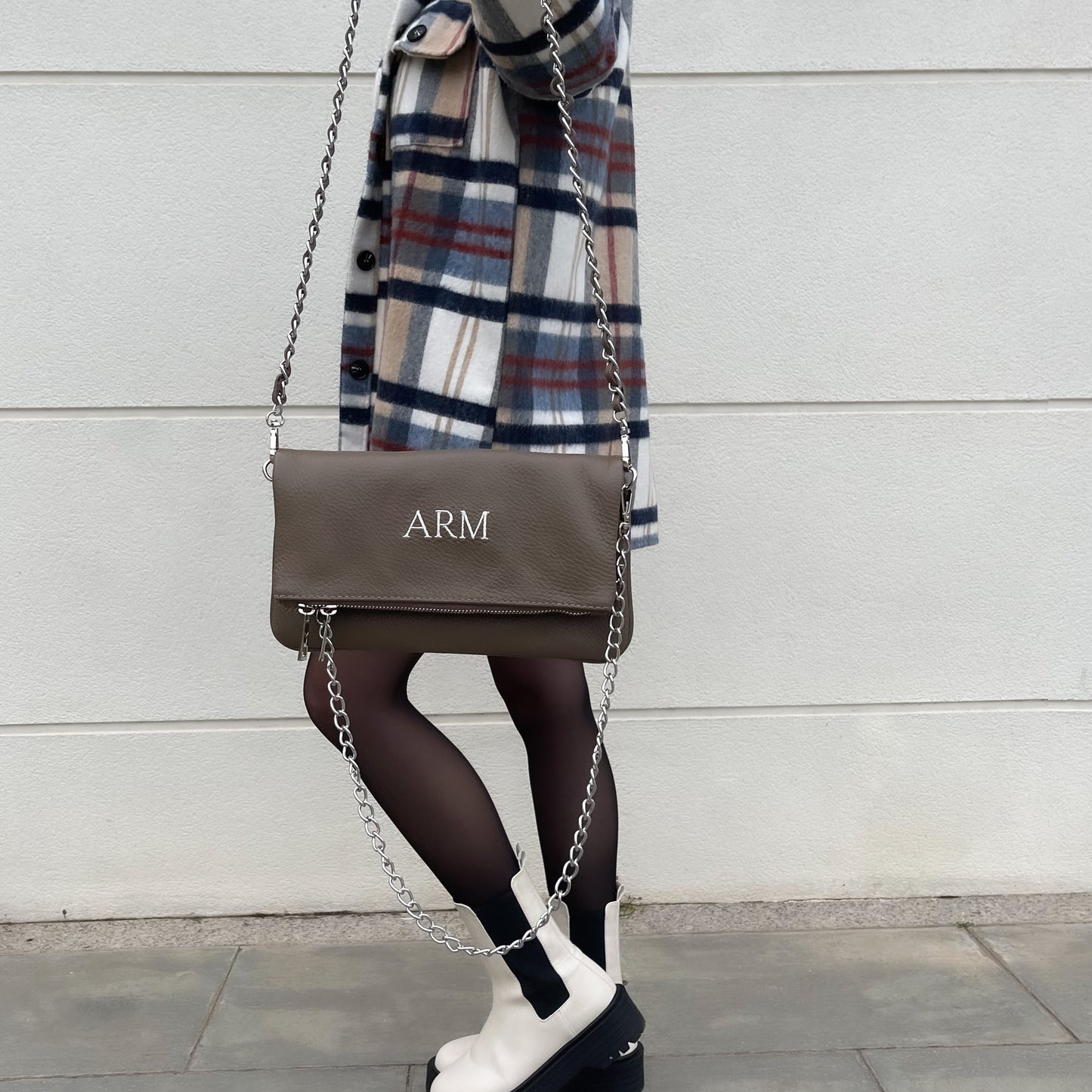 Bolso doble piel cadena personalizado taupe con iniciales bordadas.