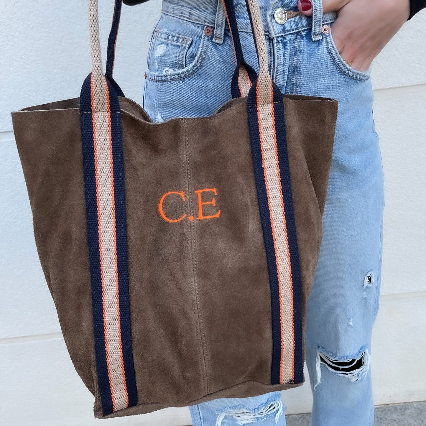 Bolso shopper de piel de ante con iniciales bordadas. Taupe
