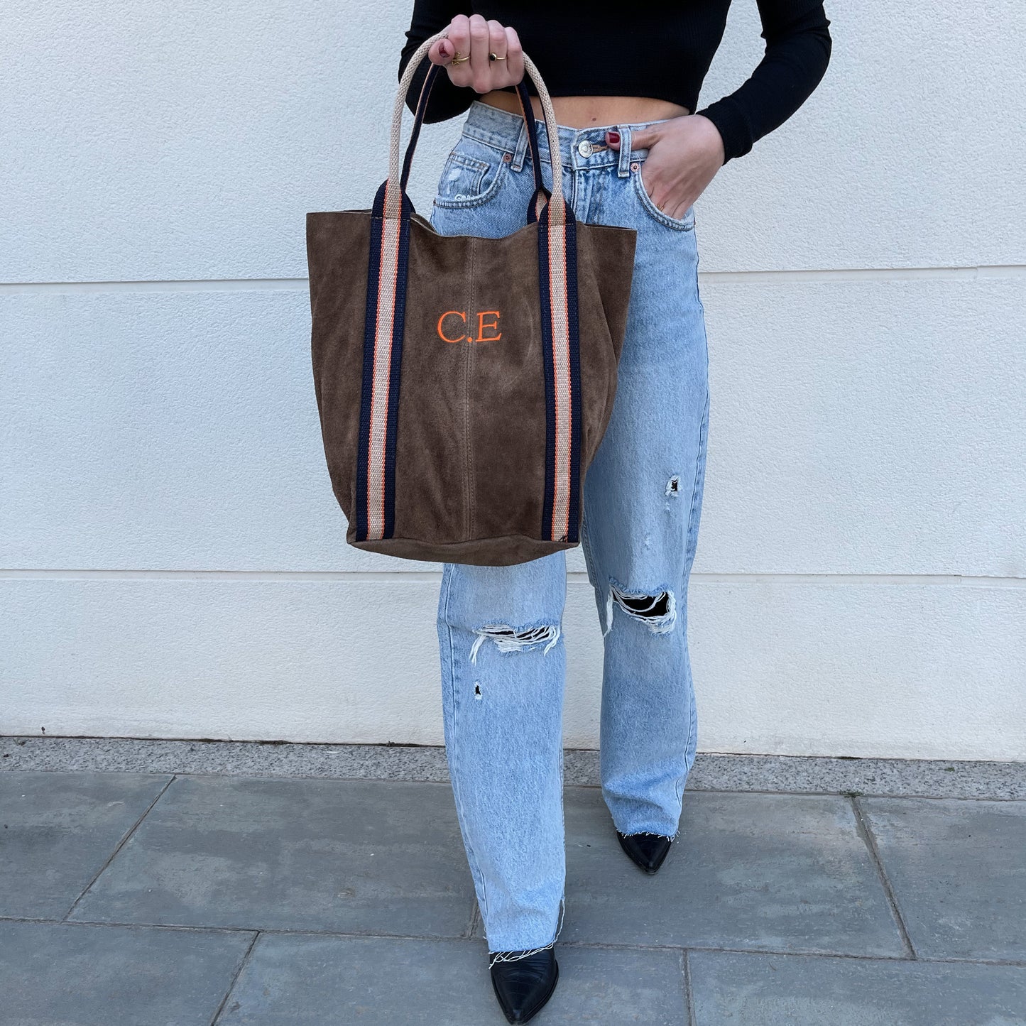Bolso shopper de piel de ante con iniciales bordadas. Taupe