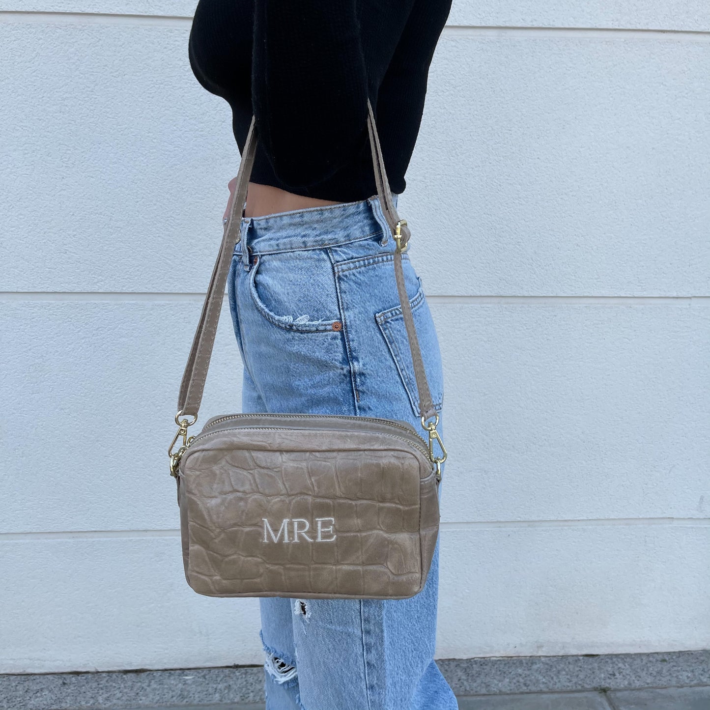 Bolso coco personalizado con iniciales bordadas. Taupe