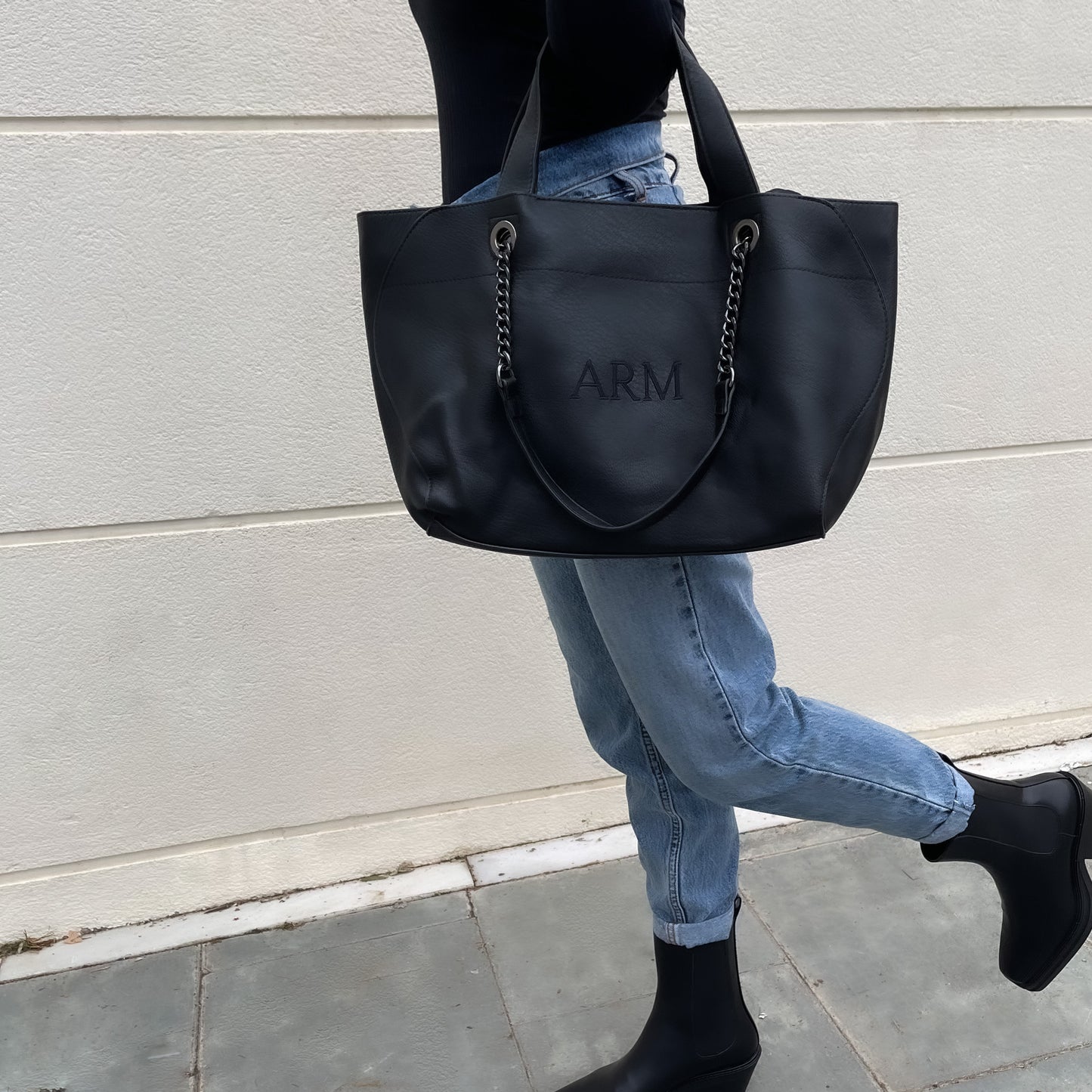 Handbag cadenas personalizado negro con iniciales bordadas