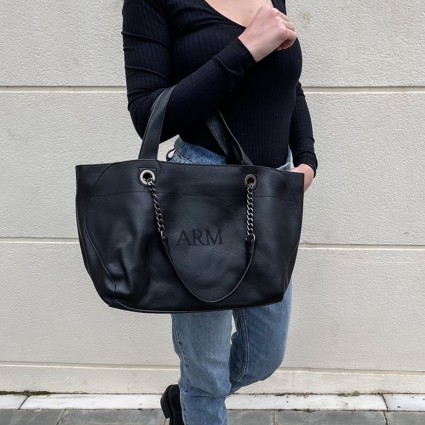 Handbag cadenas personalizado negro con iniciales bordadas